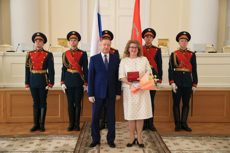 Беглов наградил петербургских медиков, ученых и педагогов