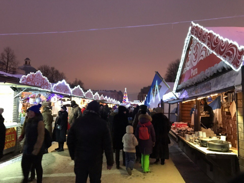 Общепит на рождественской ярмарке в Петербурге продолжит работать во время запретов