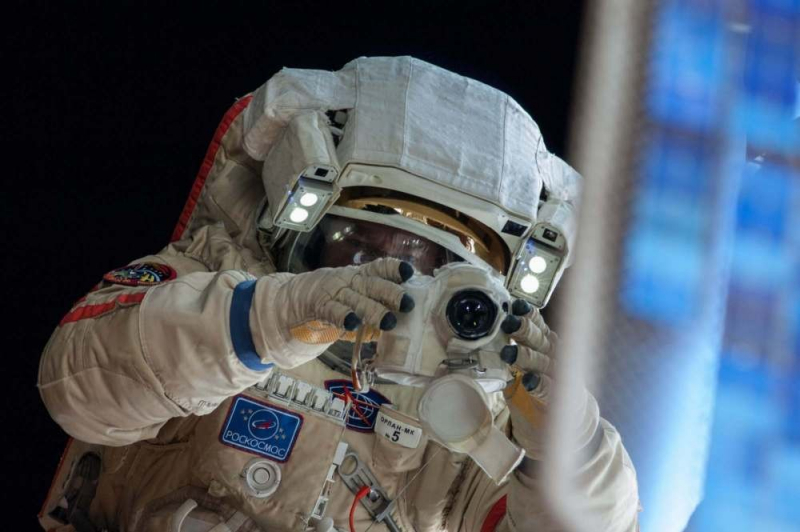 Российским космонавтам хотят поднять зарплаты