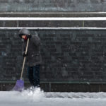 Снежная зима увеличила спрос на дворников в Петербурге